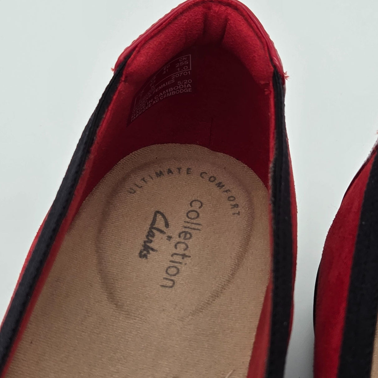 Clarks Womens Sara Orchid Red Ballet Flats Ultimate Comfort Collection Size 9.5 Suede & Patent Toe