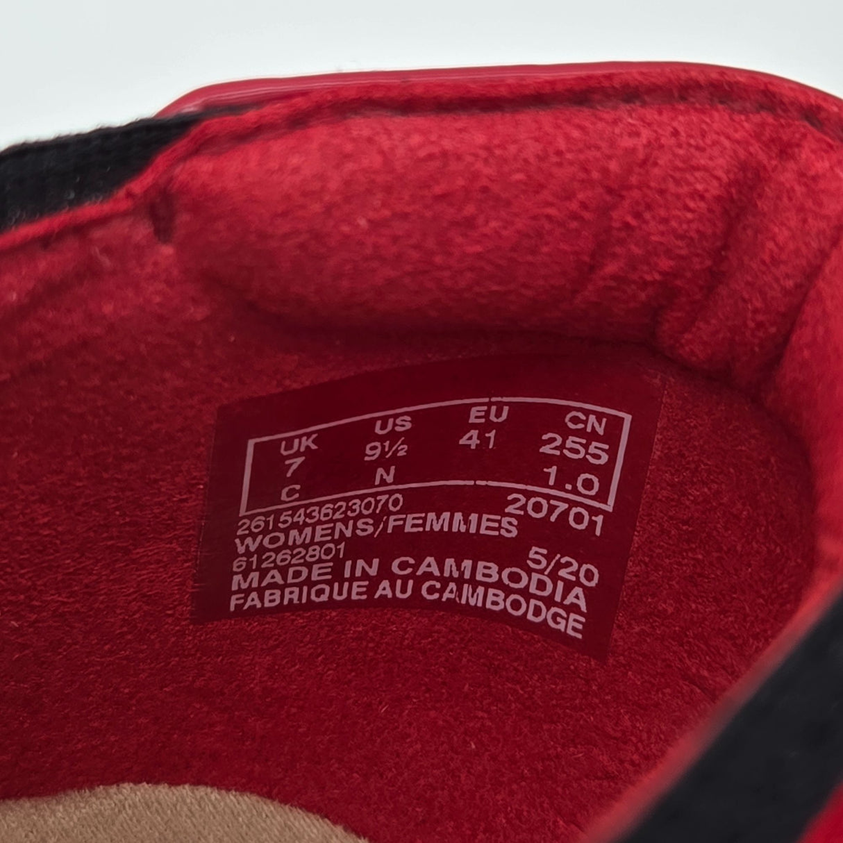 Clarks Womens Sara Orchid Red Ballet Flats Ultimate Comfort Collection Size 9.5 Suede & Patent Toe