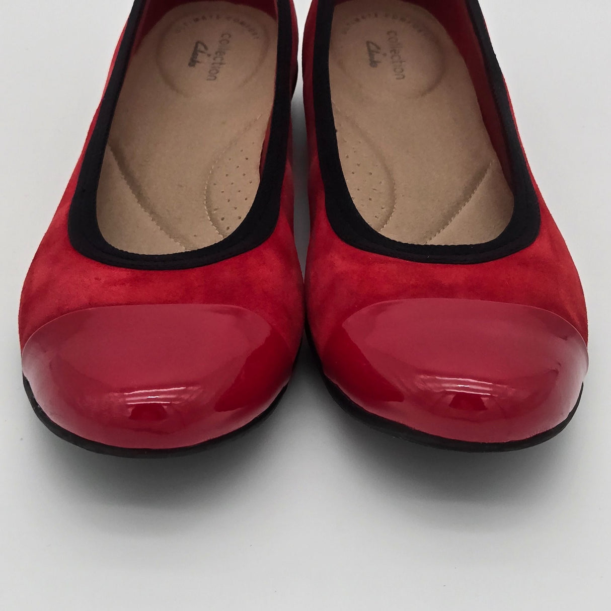 Clarks Womens Sara Orchid Red Ballet Flats Ultimate Comfort Collection Size 9.5 Suede & Patent Toe