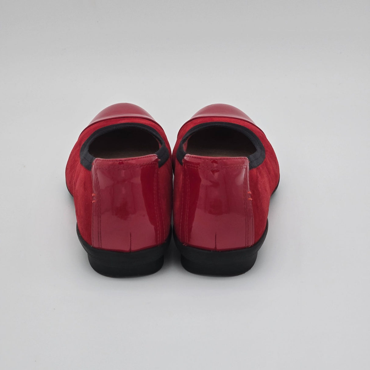 Clarks Womens Sara Orchid Red Ballet Flats Ultimate Comfort Collection Size 9.5 Suede & Patent Toe