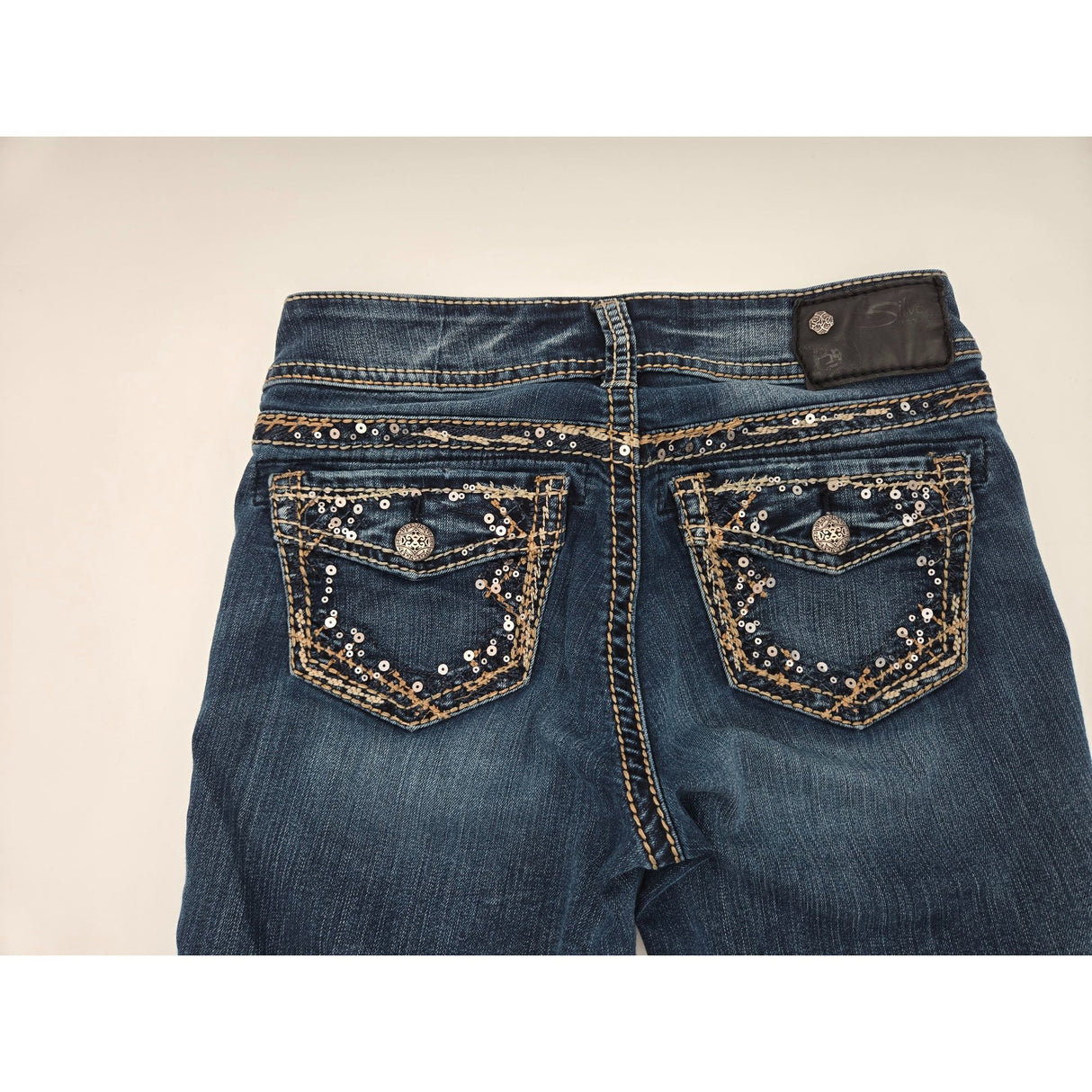Silver Jeans Co. Suki Mid-Rise Bootcut Womens Jeans Size W26/L31 Sequin Embellished Pockets Distressed Look Denim
