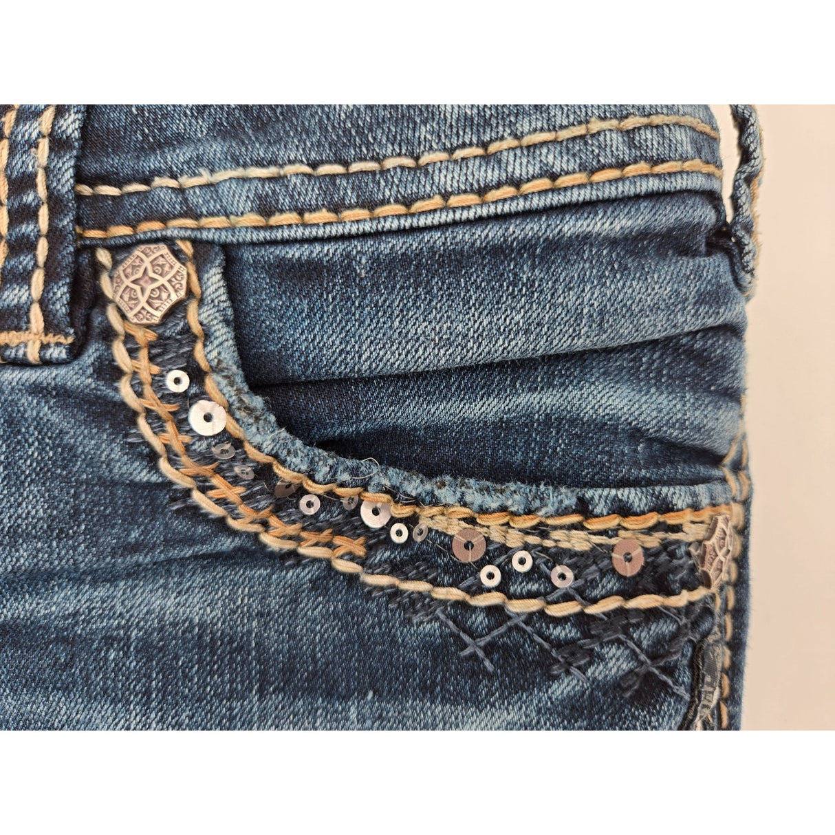 Silver Jeans Co. Suki Mid-Rise Bootcut Womens Jeans Size W26/L31 Sequin Embellished Pockets Distressed Look Denim