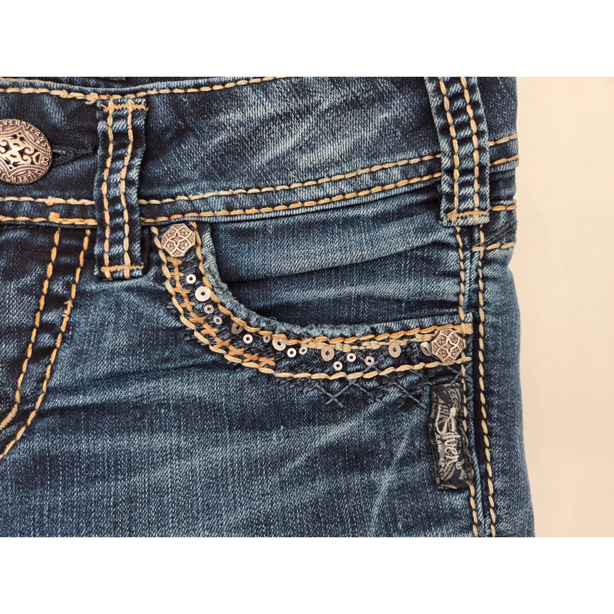 Silver Jeans Co. Suki Mid-Rise Bootcut Womens Jeans Size W26/L31 Sequin Embellished Pockets Distressed Look Denim