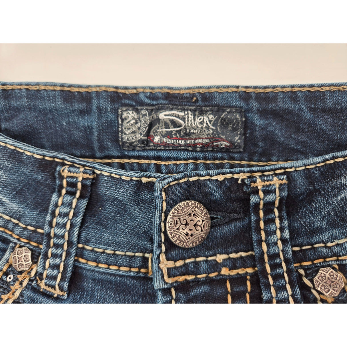 Silver Jeans Co. Suki Mid-Rise Bootcut Womens Jeans Size W26/L31 Sequin Embellished Pockets Distressed Look Denim