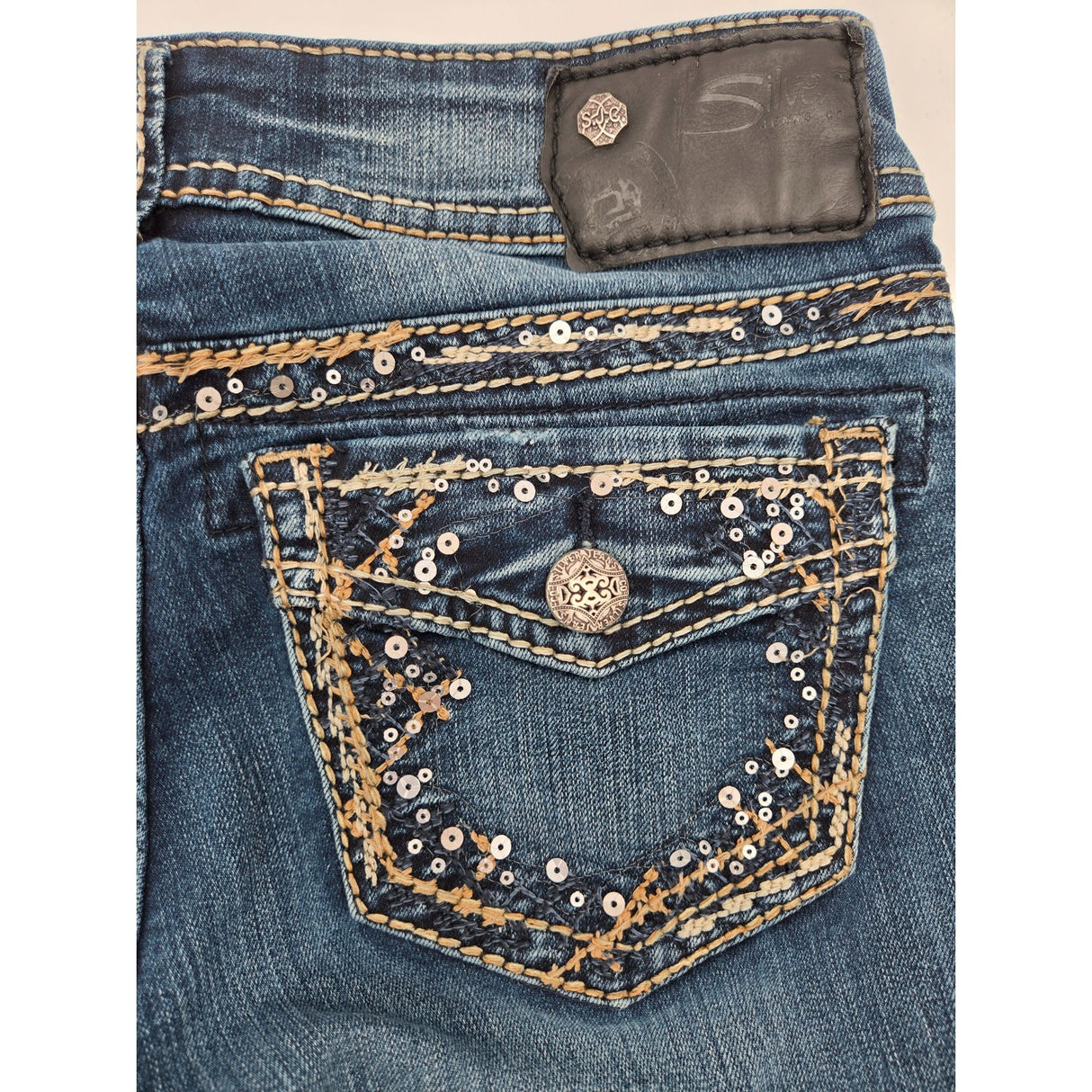 Silver Jeans Co. Suki Mid-Rise Bootcut Womens Jeans Size W26/L31 Sequin Embellished Pockets Distressed Look Denim