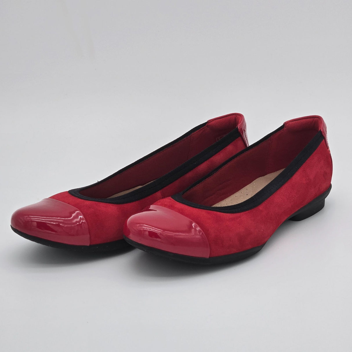 Clarks Womens Sara Orchid Red Ballet Flats Ultimate Comfort Collection Size 9.5 Suede & Patent Toe