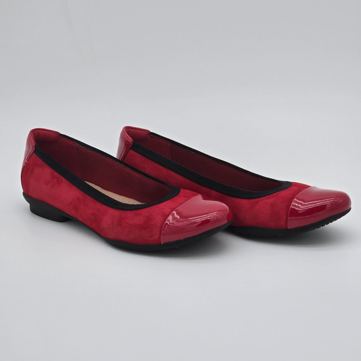 Clarks Womens Sara Orchid Red Ballet Flats Ultimate Comfort Collection Size 9.5 Suede & Patent Toe